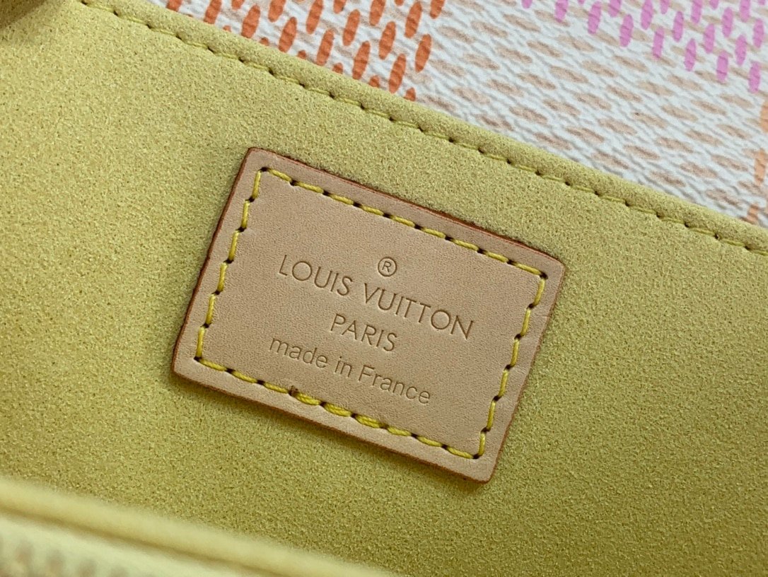 Louis Vuitton Pochette Métis East West - Image 2